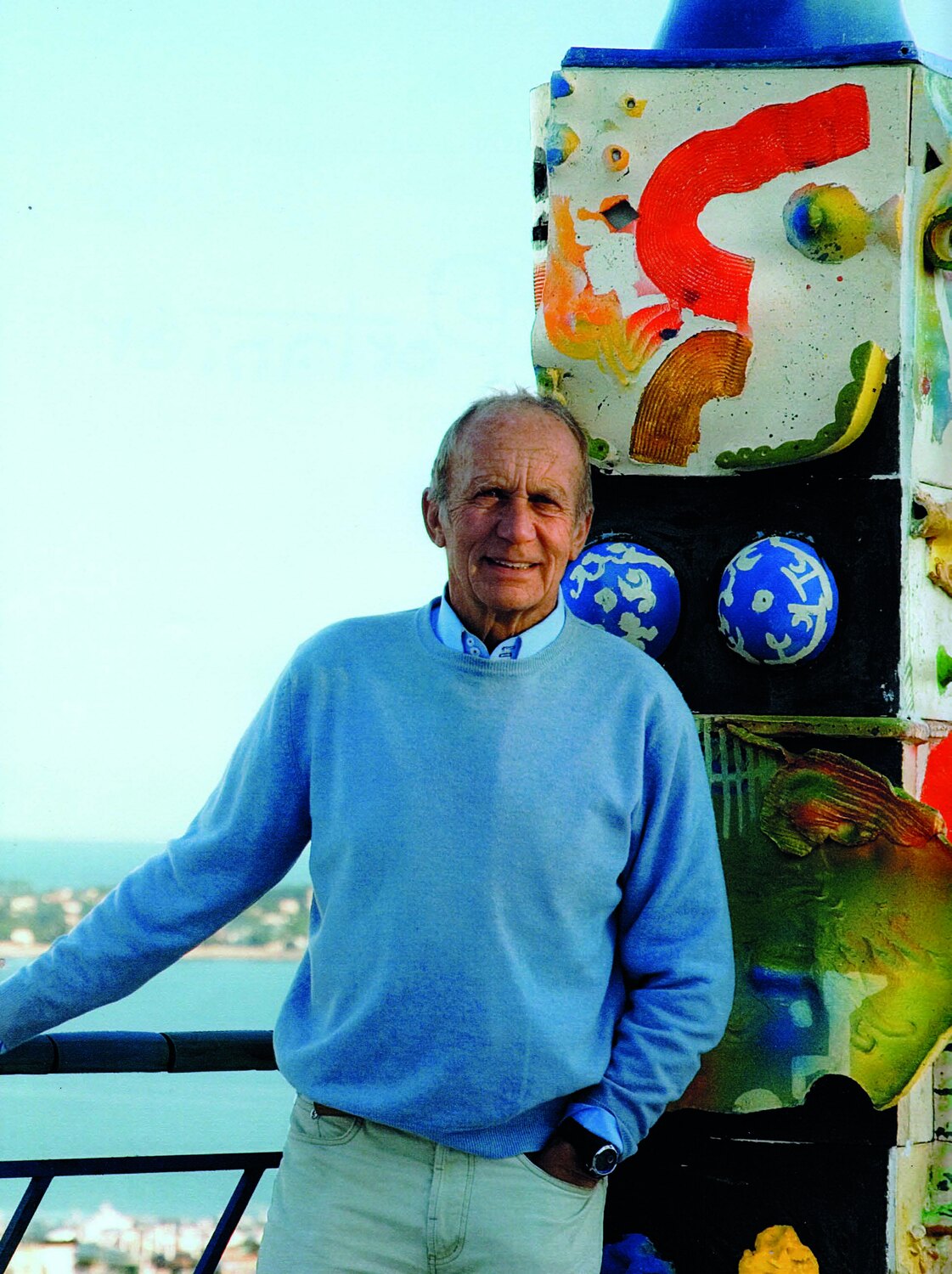 Gilbert Portanier, sur la terrasse de sa maison à Vallauris
