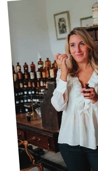 Sonia Godet, parfumeur, dans la boutique de la Maison Godet