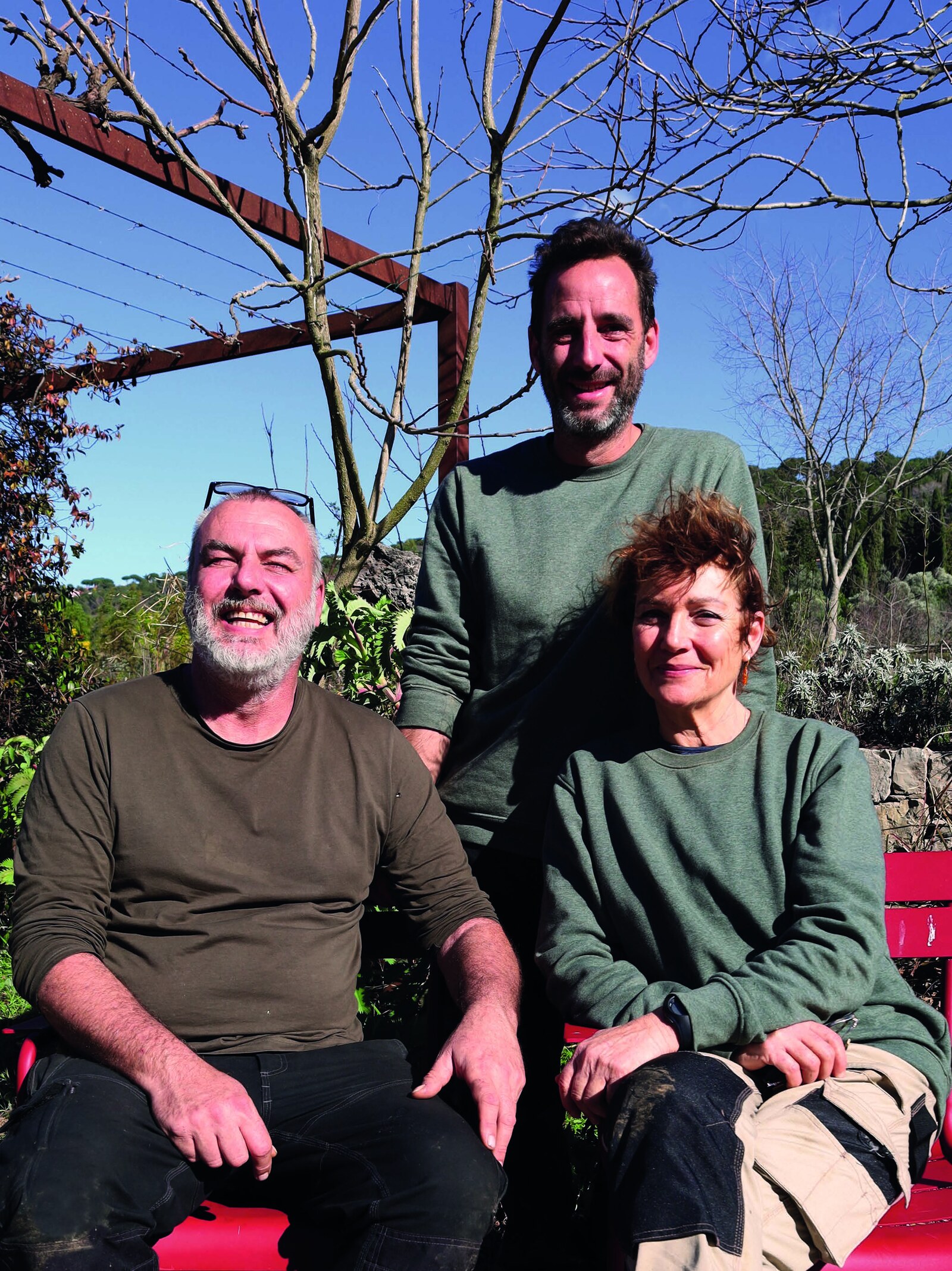 Christophe Mège, chef jardinier, et son équipe dans les jardins du MIP à Mouans-Sartoux