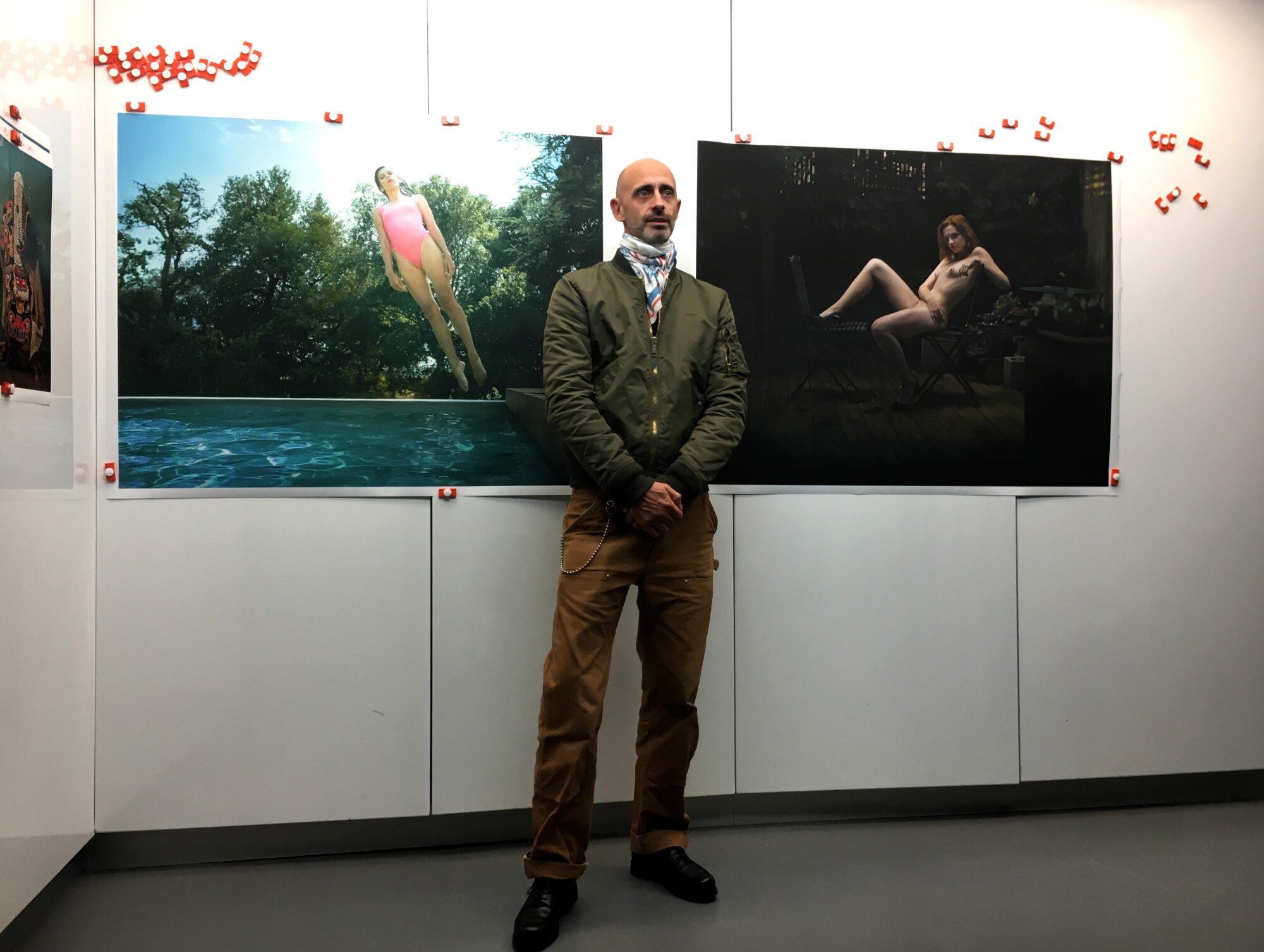 JF Julian, photographe, devant deux images de sa série Travel