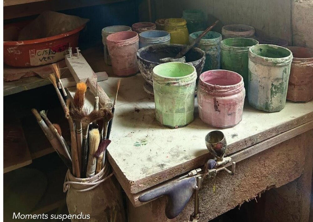 « Moments suspendus », pots et pinceaux sur l'établi de l'atelier