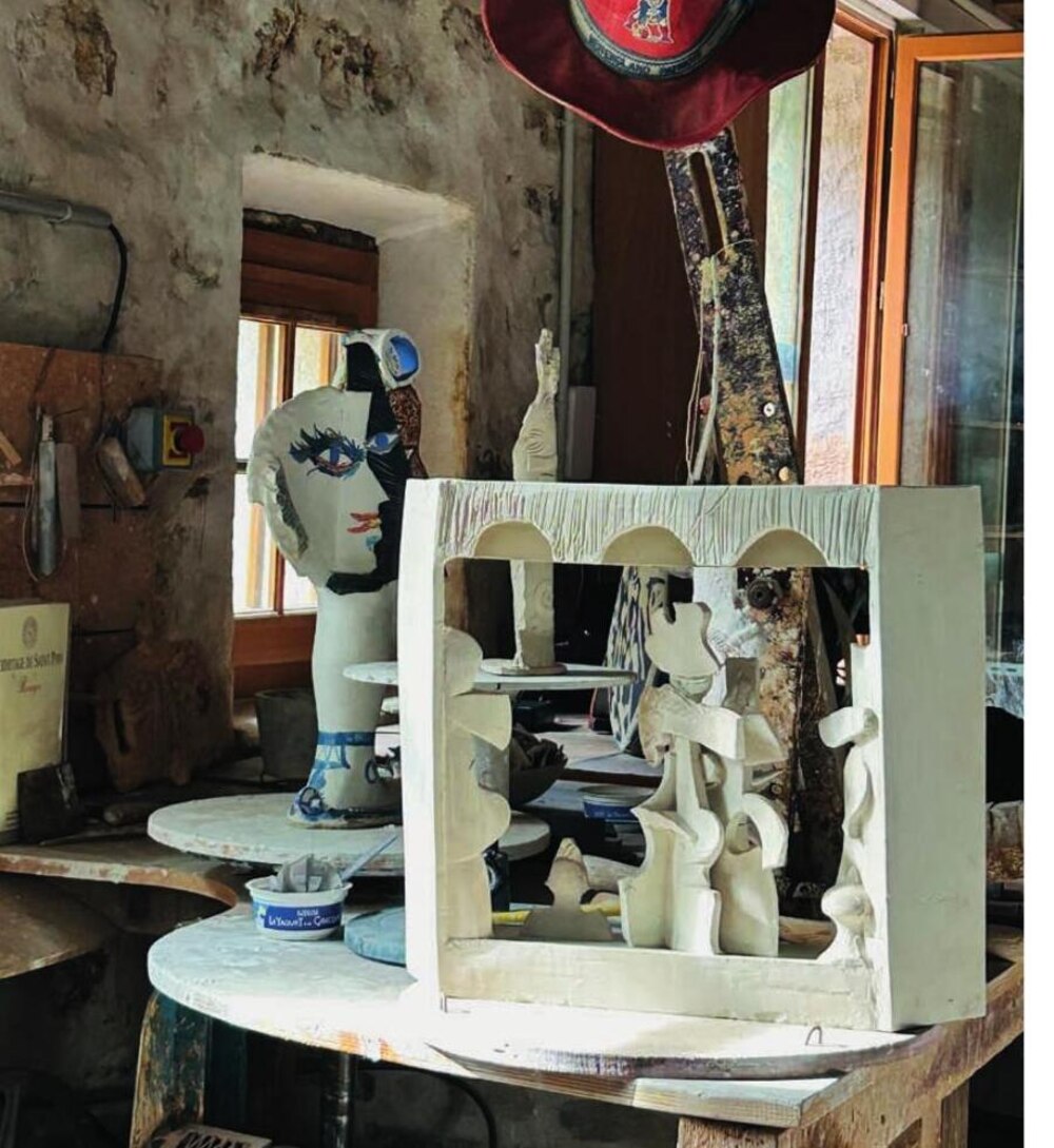 L'atelier de Gilbert Portanier à Vallauris, sculptures et pièces en cours