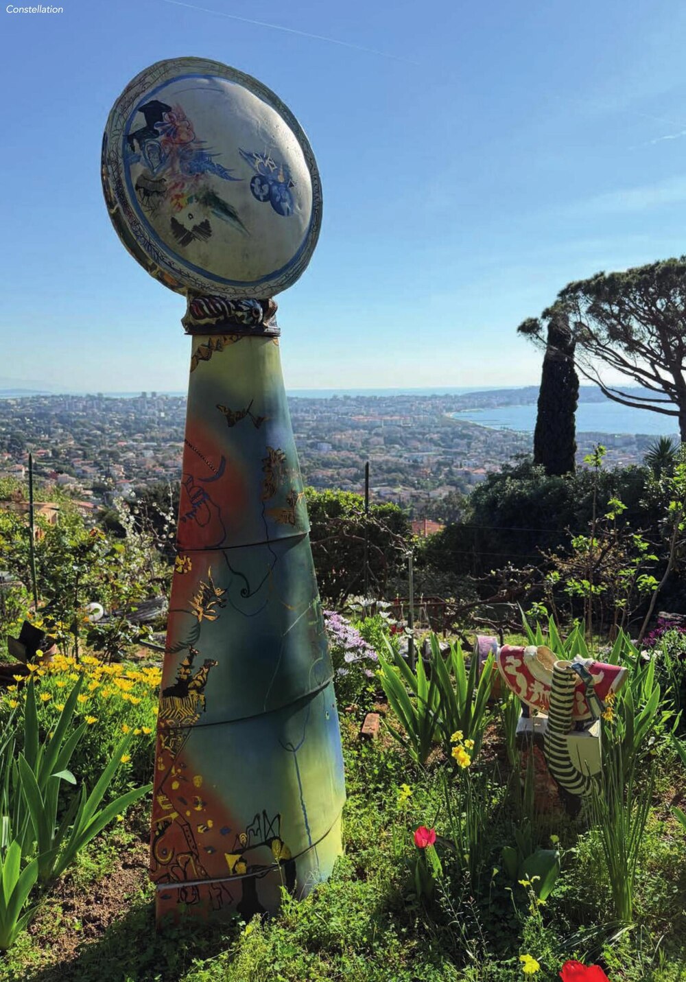 « Constellation », céramique de Gilbert Portanier, sur la terrasse dominant la baie