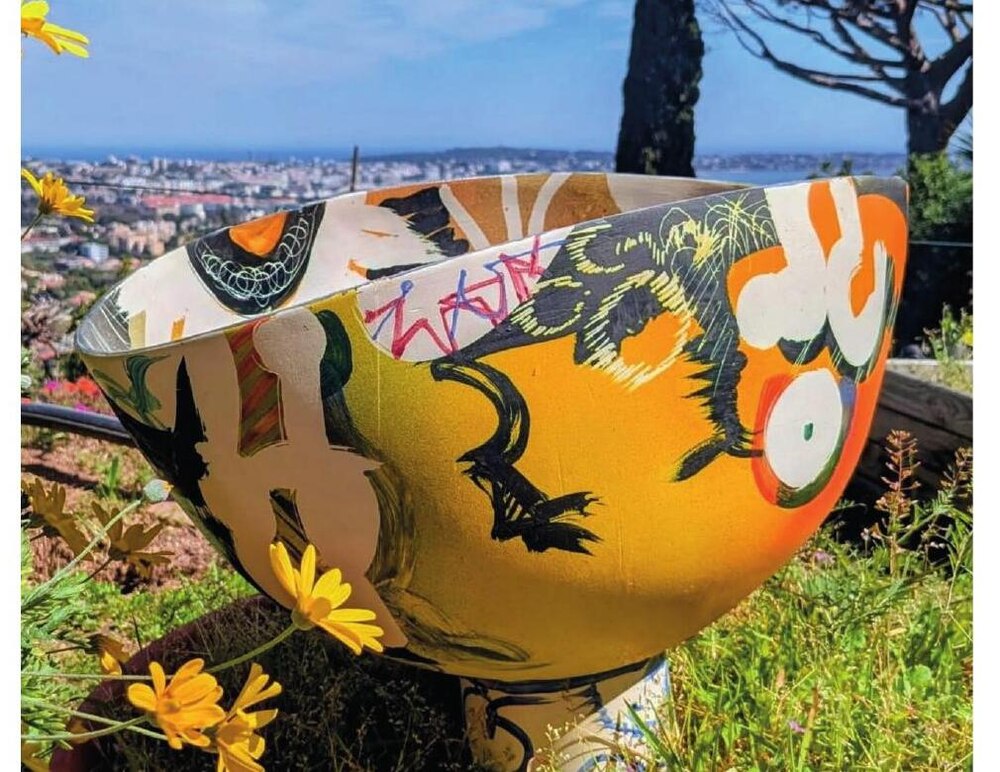 « Euphorie », grande coupe peinte de Gilbert Portanier dans le jardin